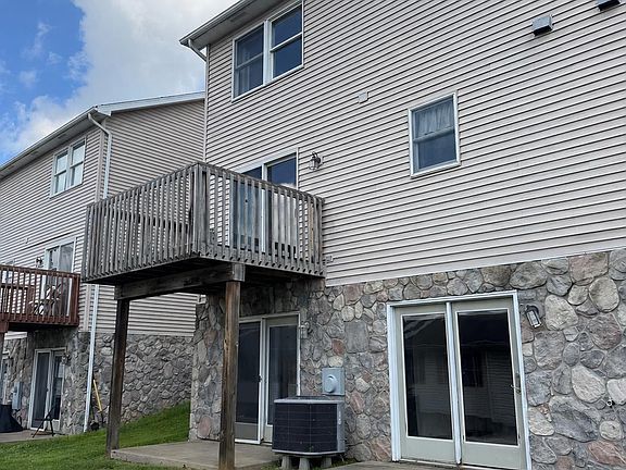 5th image of 8 Riddle Ct