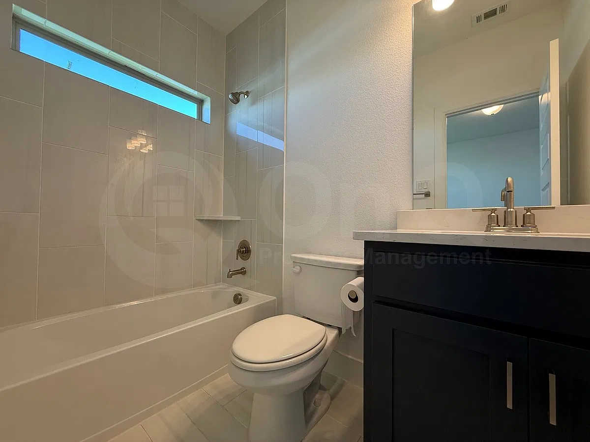 3 bed, 4.0 bath, 1950 sqft, $3,299 — Photo 3