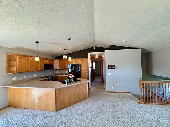 4th image of 7185 Castlewood Dr