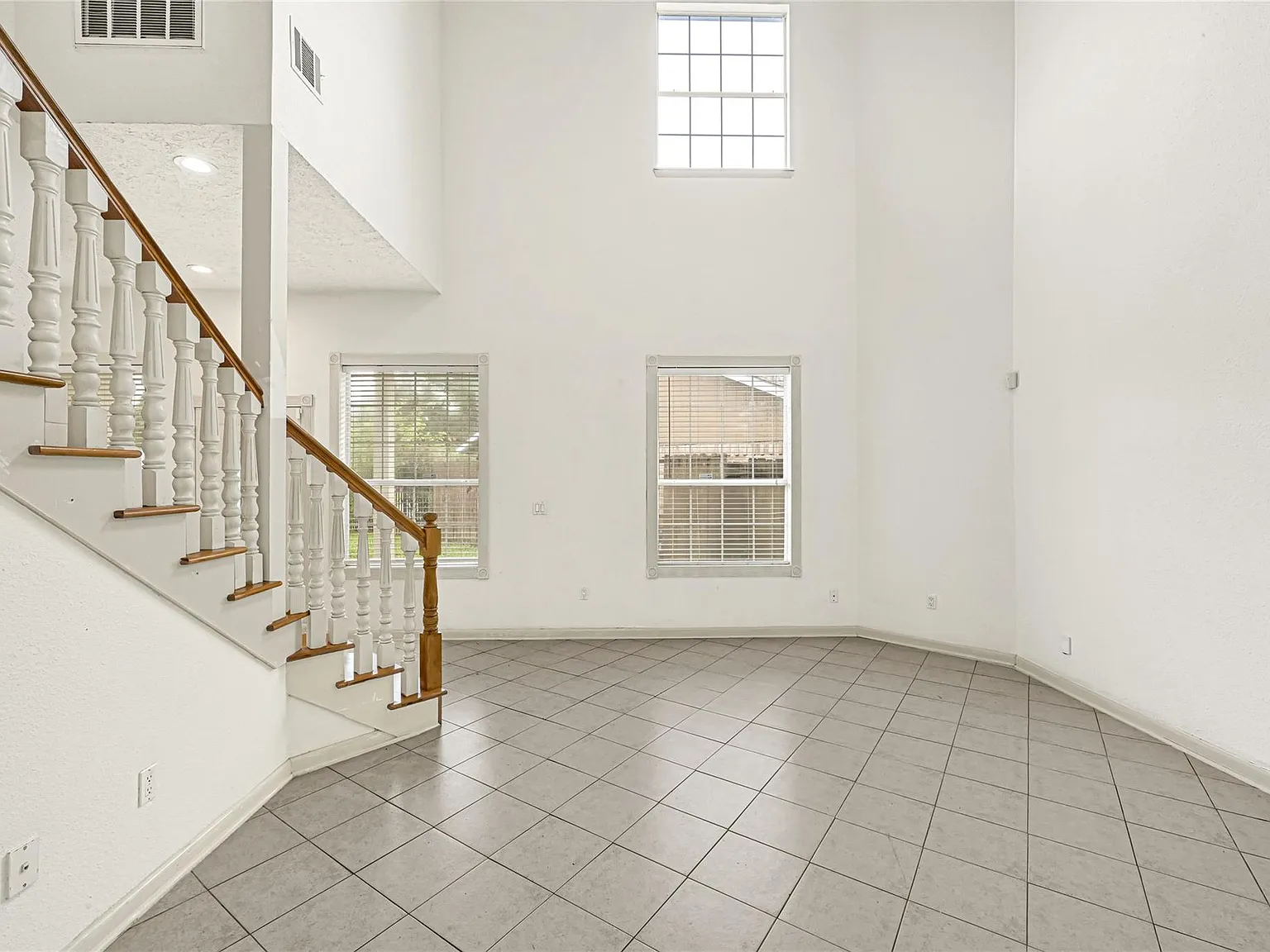 4 bed, 2.5 bath, 3273 sqft, $3,125 — Photo 3