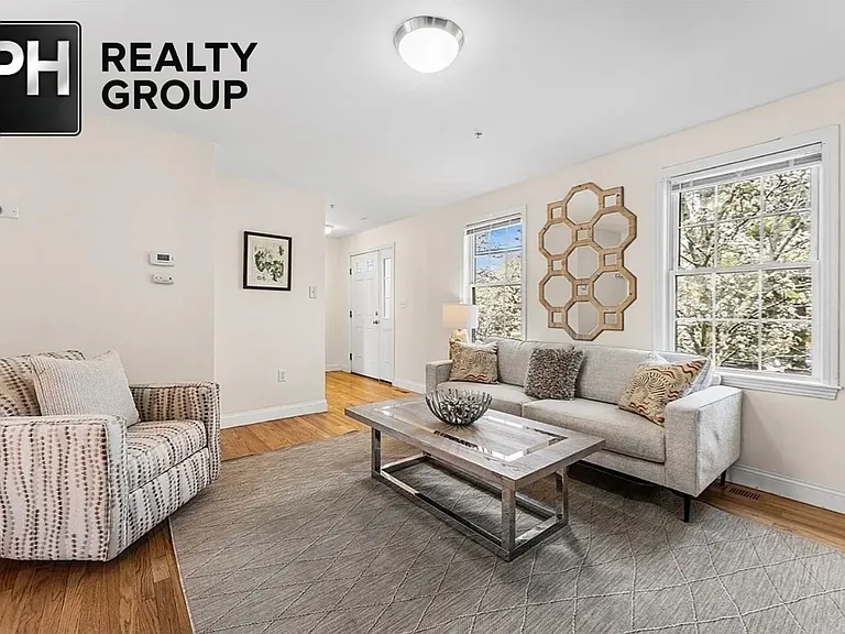 30 Russell St #5 — Photo 4