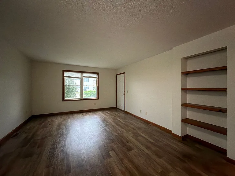 211 Stonewall Ct — Photo 5