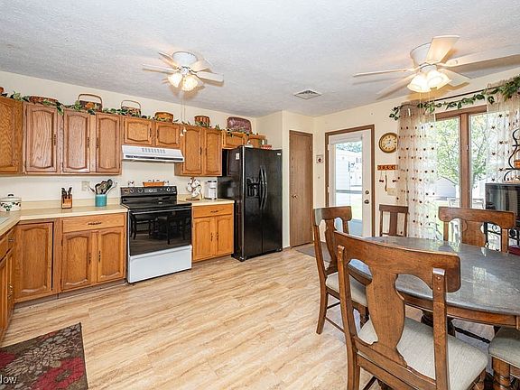 4th image of 909 Somerset Dr #A
