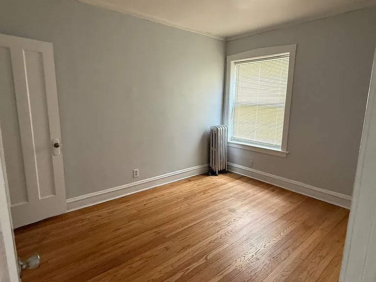 SPACIOUS 2 BEDROOM APARTMENTS AVAILABLE — Photo 12