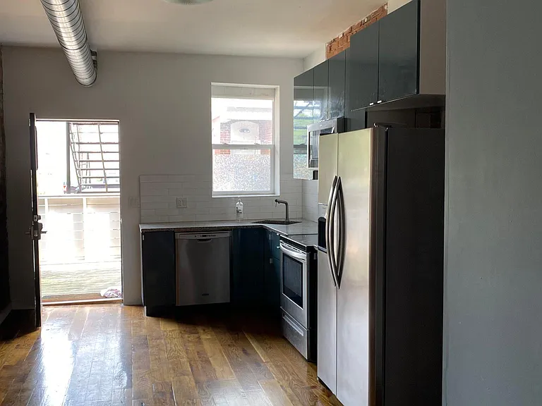 884 Oak St — Photo 1