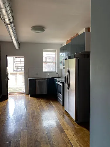 884 Oak St Photo 1