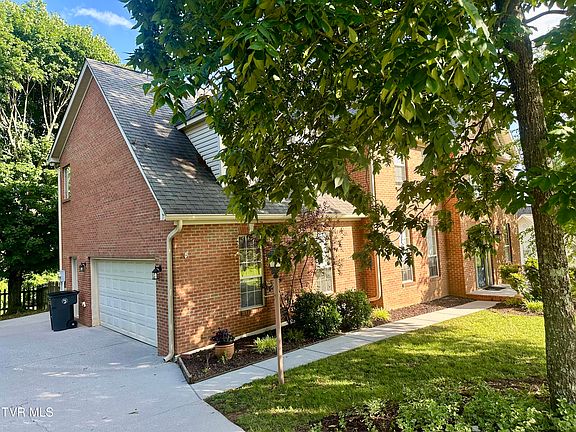 3rd image of 1074 Shadow Wood Ln
