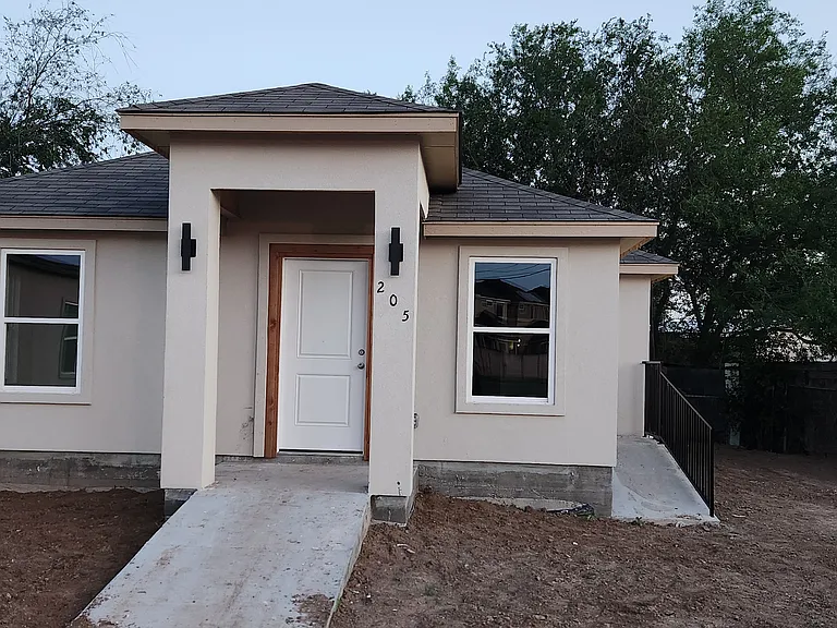 W Devon Pl — Photo 1