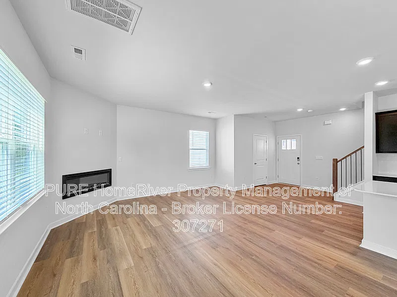 4 bed, 2.5 bath, 1927 sqft, $2,140 — Photo 3