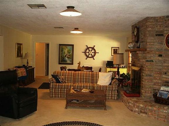 4th image of 302 Pinehurst Dr