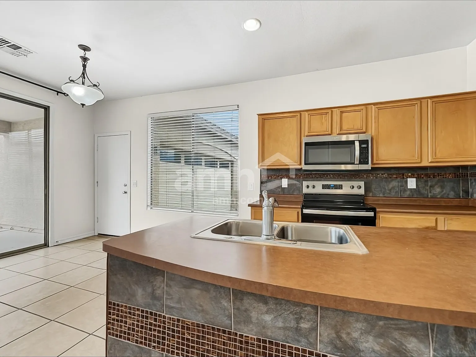 4 bed, 3.0 bath, 1605 sqft, $2,415 — Photo 4