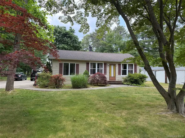 174 Middle Island Road, Medford, NY 11763