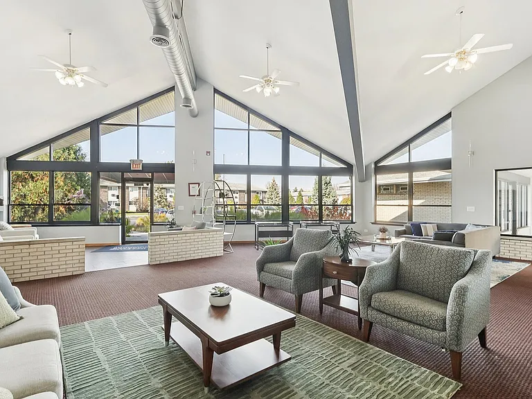 28-web-or-mls-Kennedy Dr-0611-907