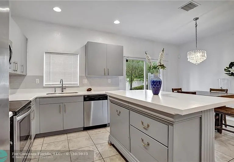 1005 NW 41st Ave — Photo 1