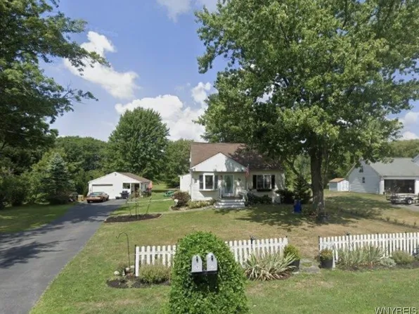 28 Greenmeadow Dr, Orchard Park, NY 14127