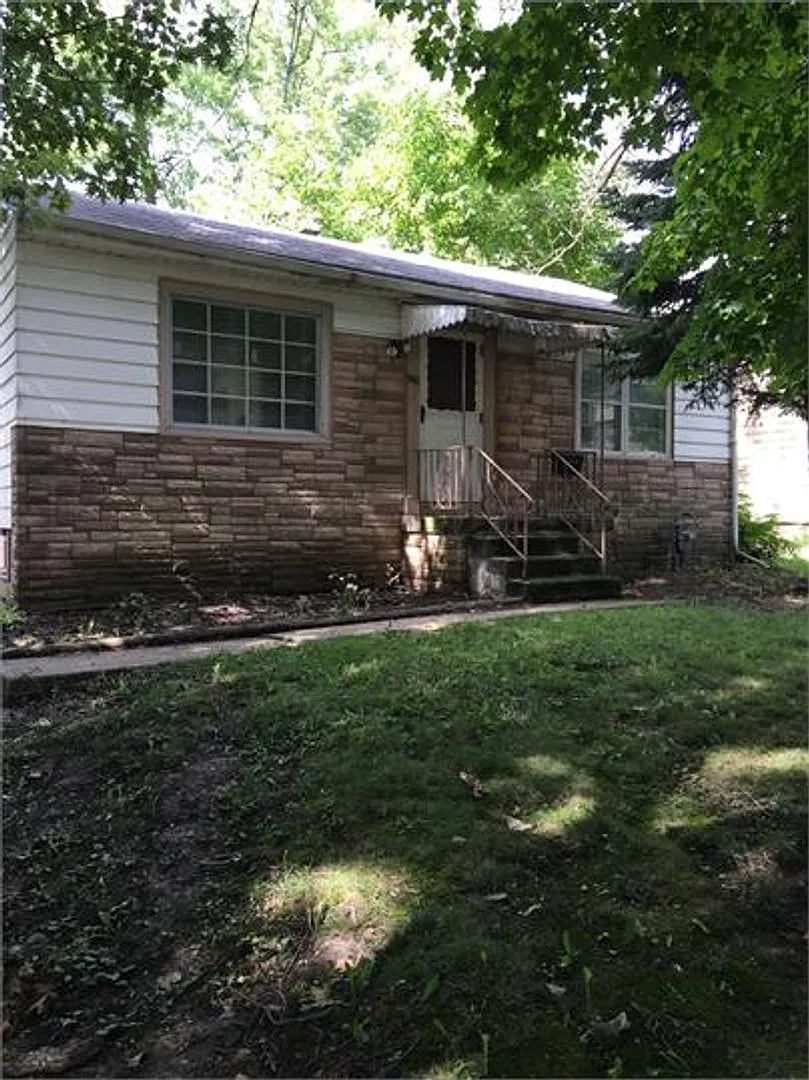 1411 Greenbriar Dr — Photo 1