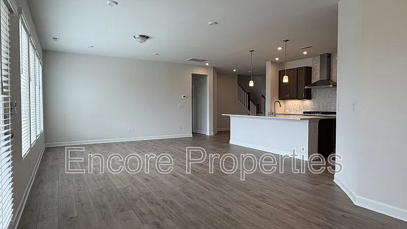 4 bed, 3.5 bath, 3021 sqft, $2,595 — Photo 4