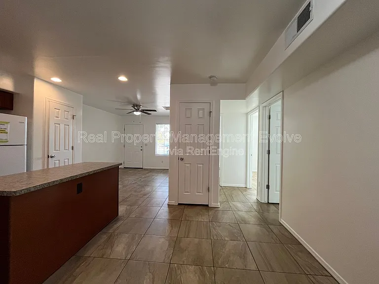 10402 N 9th Ave #1 — Photo 14