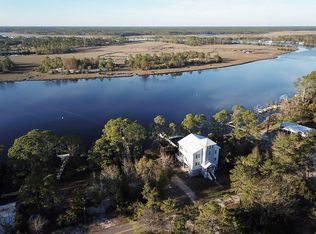 601 Riverview Dr, Carrabelle, FL 32322