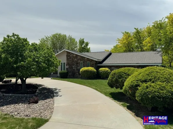 102 Stratford Ct, Garden City, KS 67846
