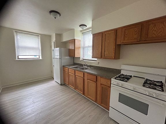 3rd image of 1011 W Locust St #2