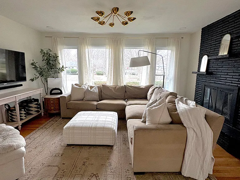 461 Berwyn Dr — Photo 2