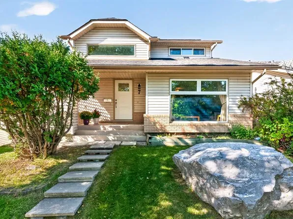 7 E Woodbrook Way SW, Calgary, AB T2W 4J7
