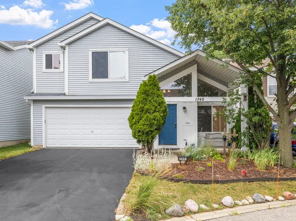 1742 Hickory Park Ln, Aurora, IL 60504