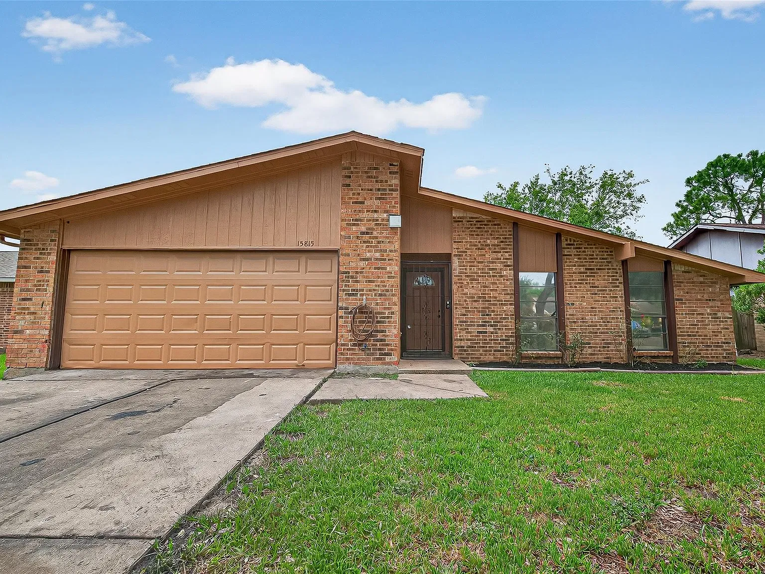 3 bed, 2.0 bath, 1856 sqft, $1,990 — Photo 2