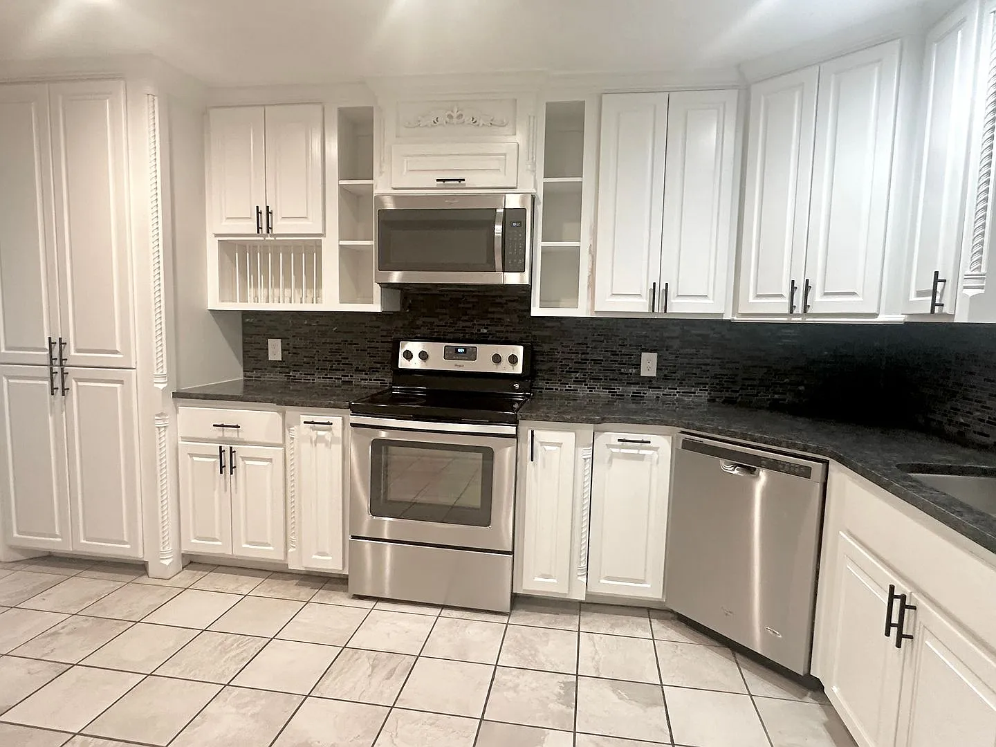Nicely Updated Home on Lawton's West Side near Shopping and Restaurants — Photo 4