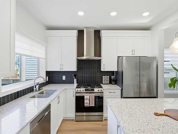 3rd image of 591 E Lawthorn Way SE