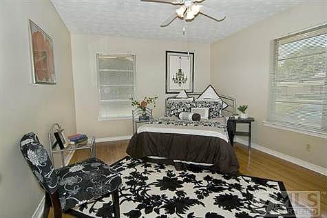 4th image of 9304 Sorrento St