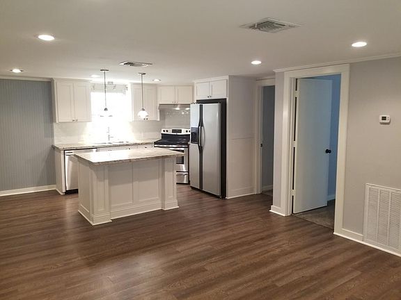 3rd image of 4707 Oakwood Dr