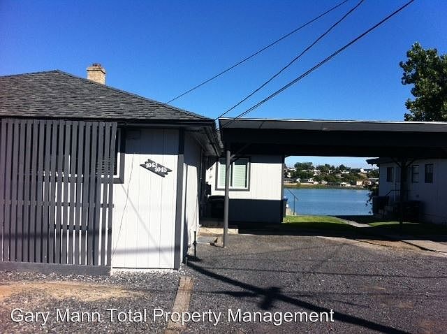 1st image of 1043 W Lakeside Dr