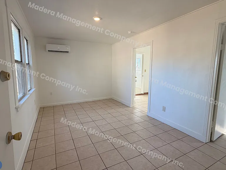 712 3/4 S D St — Photo 3