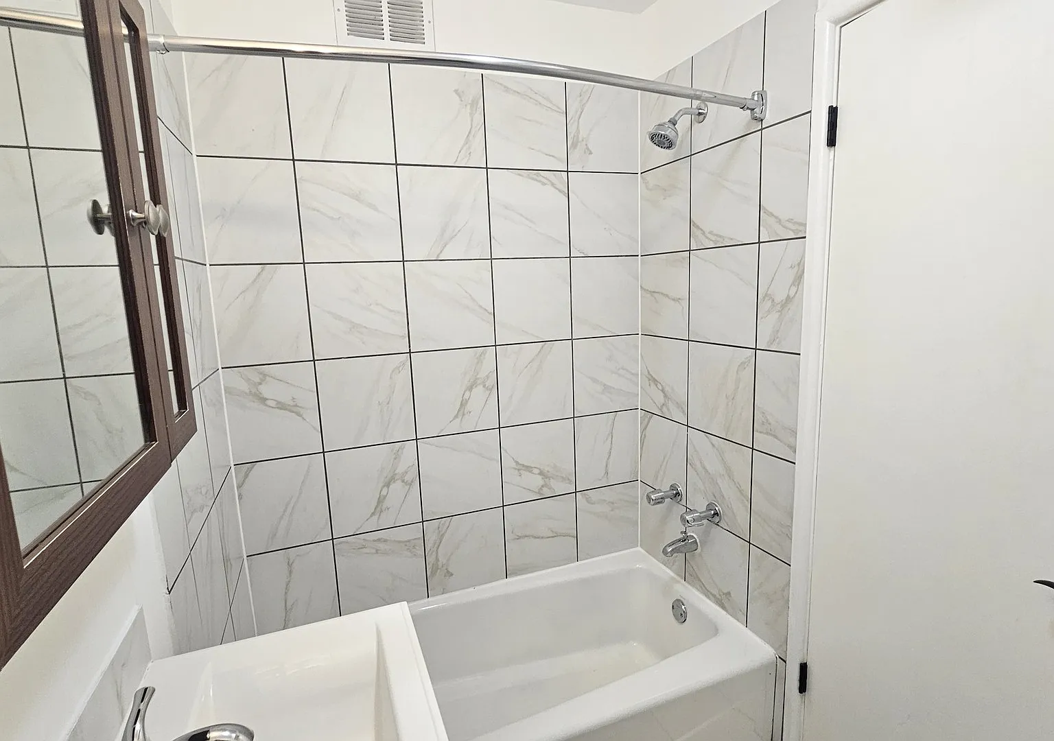 1 bed, $2,400 — Photo 4