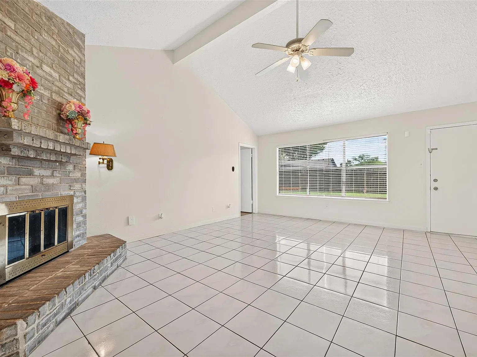 3 bed, 2.0 bath, 1669 sqft, $1,800 — Photo 4