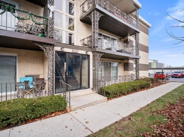 1007 S 8th Ave #8, La Grange, IL 60525