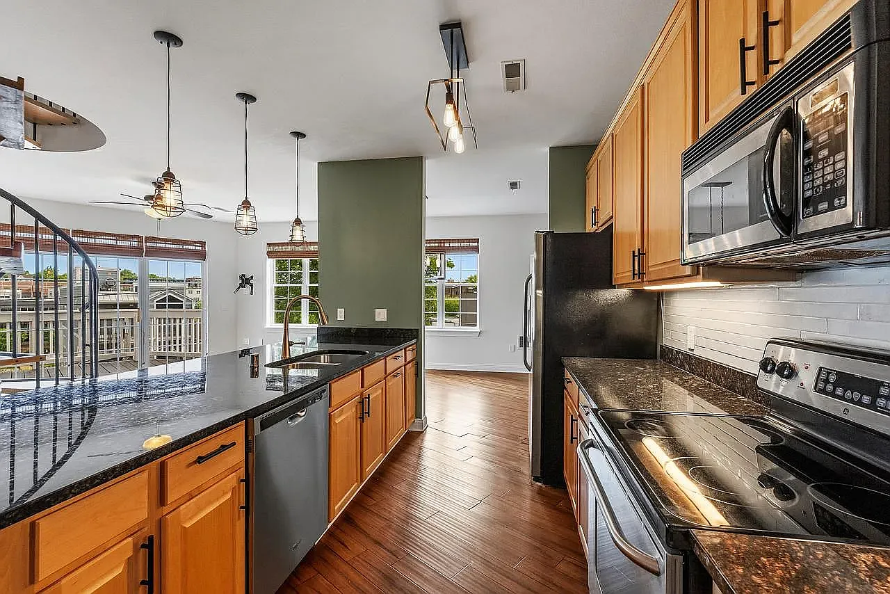 2 bed, 2007 sqft, $4,050 — Photo 1
