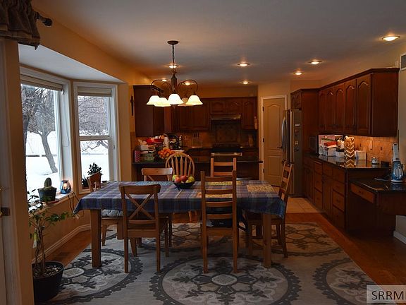 3rd image of 439 Cranbrook Ln