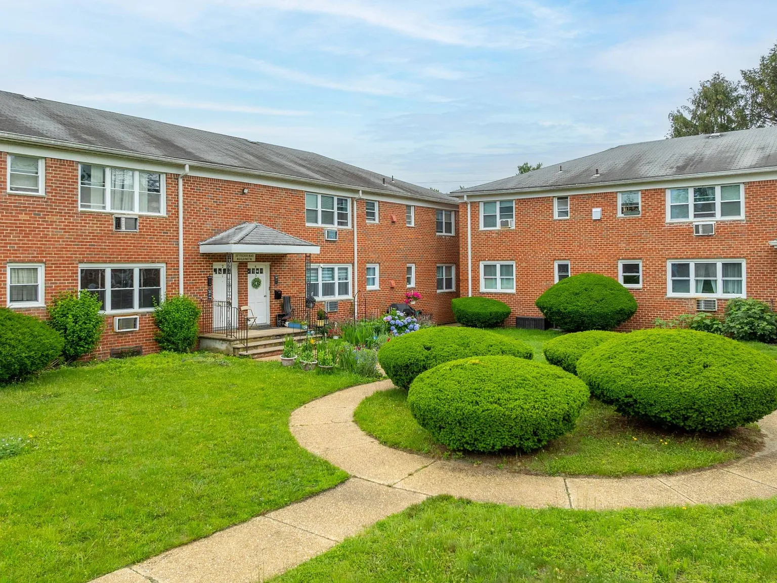 Pinewood Apartments — Photo 1