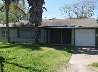 516 Farrer St, Angleton, TX 77515
