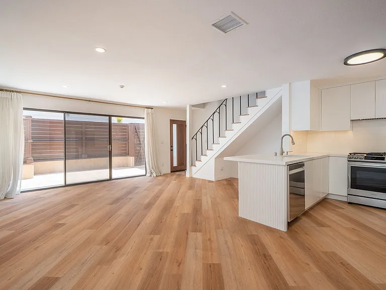 2402 Aviation Blvd #D — Photo 1