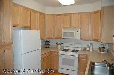 42" oak cabinets with gas cooking