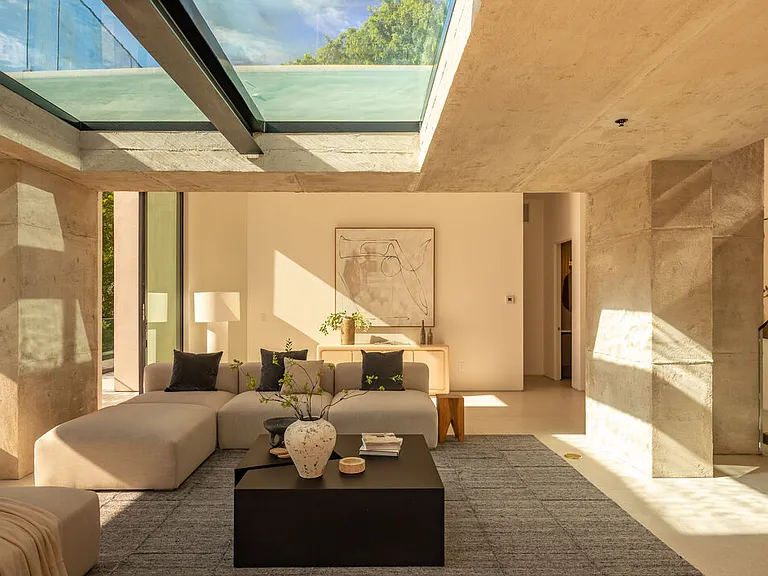 12752 Mulholland Dr — Photo 32