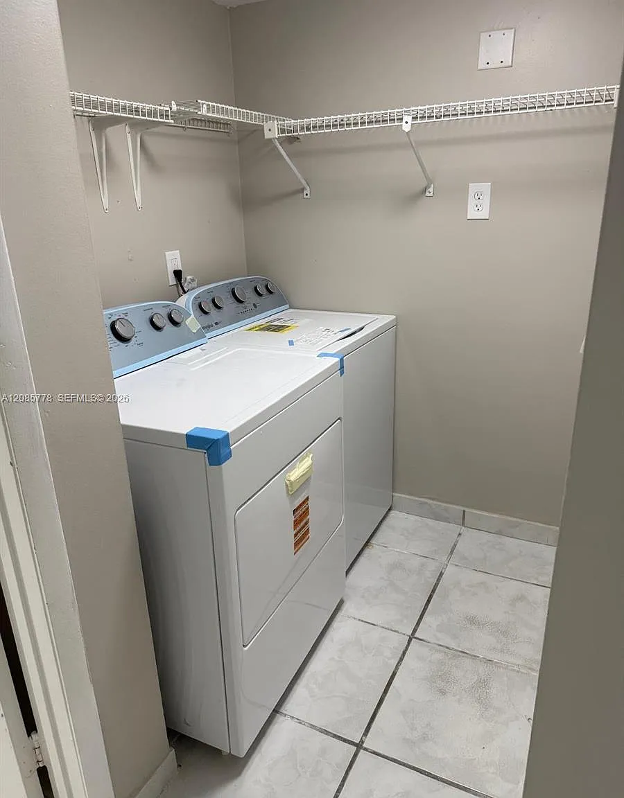 El Prado Xi Condo — Photo 3