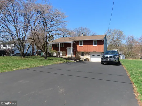 43 W Patricia Rd, Holland, PA 18966