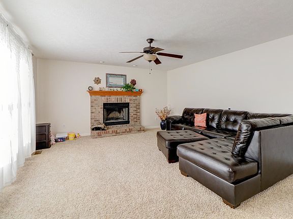 4th image of 301 White Pines Dr
