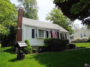 105 Dogwood Dr, Bridgeport, CT 06606