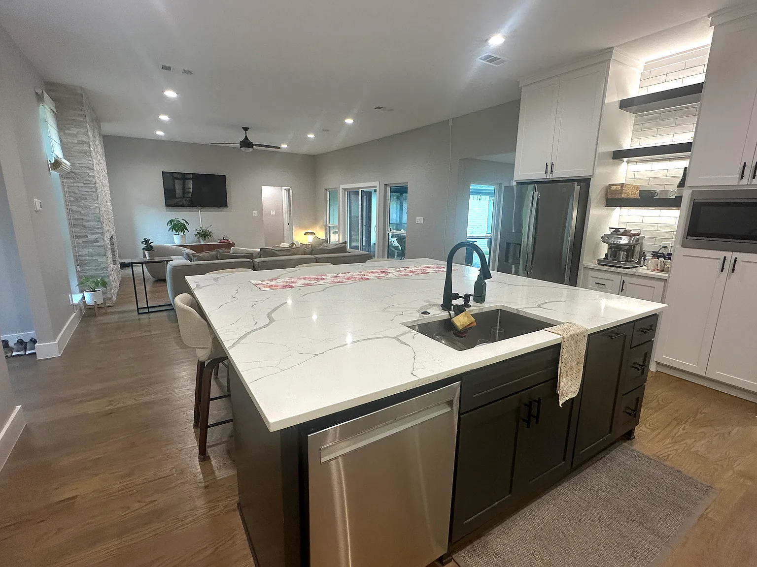 4 bed, 2949 sqft, $7,500 — Photo 4
